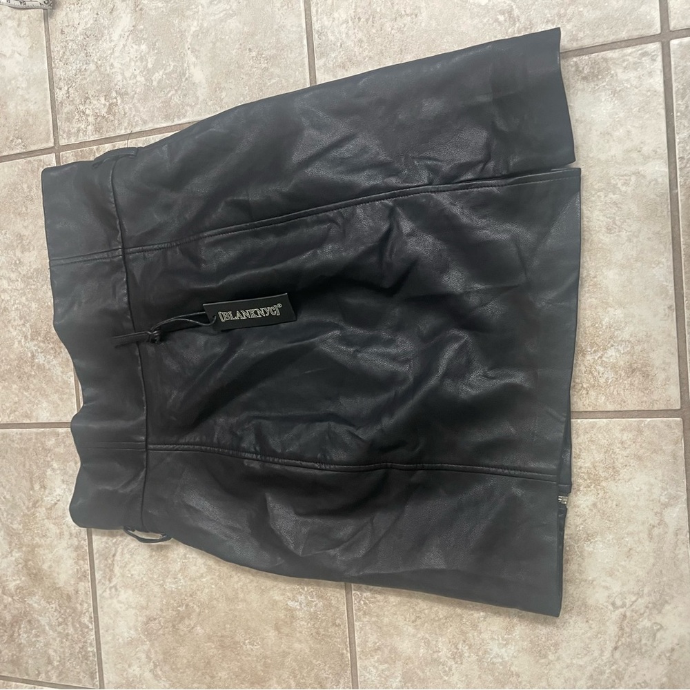 NEW BLANK NYC
Blank NYC Faux Leather Front Zip Mini Skirt Size 28 - Picture 11 of 12